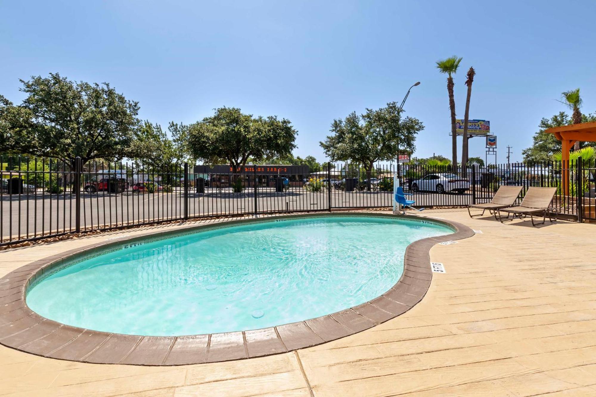 Best Western Plus Downtown North San Antonio Exterior photo